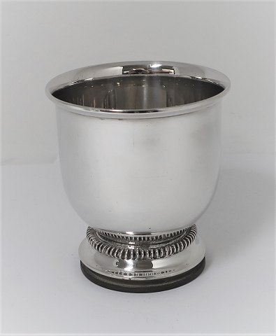 Silverco. Sølvbæger med fod af bakelit. Højde 8,2 cm. Produceret 1959.