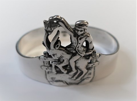 Silver napkin ring (830). HC Andersen fairytale. Clumsy Hans.
