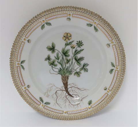 Royal Copenhagen, Flora Danica. Lunch plate. Design # 3550. Diameter 22 cm. (1 
quality).
