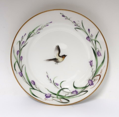 Royal Copenhagen. Dinner plates with bird motif. Diameter 23 cm. Produced 
approx. 1850. (1 quality)