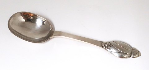 Evald Nielsen Silberbesteck Nr. 6. Silber (830). Servierlöffel. Länge 23,5 cm. 
Produziert 1928.