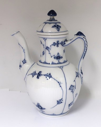 Royal Copenhagen. Mussel painted, fluted. Coffee pot. Model 47. Height 22 cm. 
Produced before 1923 (1 quality)
