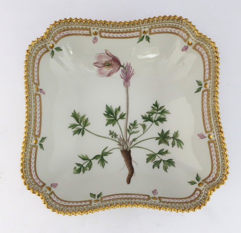 Royal Copenhagen. Flora Danica. Square bowl. Width 22.5 cm. Model # 3510 (1 
quality). Anemone vernalis L