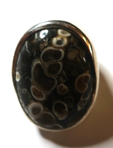 Erik Steen Solodziuk, Søborg. Sølvring med farvet sten (925). Ringstørrelse 53. Kan tilpasses til lidt større eller mindre , da ringskinnen er åben.