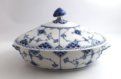 Royal Copenhagen. Blue Fluted, half lace. Covered dish. Model 622. Length 28 cm. 
Width 17.5 cm. (1 quality). Produced before 1923