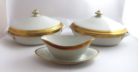 Royal Copenhagen. Porcelænsstel no. 607. Der er til 12 personer. Bestående af   
12 middagstallerkner, 12 frokosttallerkner, 12 brødtallerkner, 12 
suppetallerkner, 12 bouillonkopper, + se hoved tekst