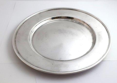 Silverplated cover plate. 16 pieces. With light traces of use. Diameter 28 cm.