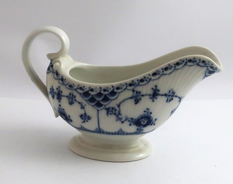 Royal Copenhagen. Blue Fluted, half lace. Sauce jug. Model 661. Height 10 cm. 
Length 16 cm. (1 quality)