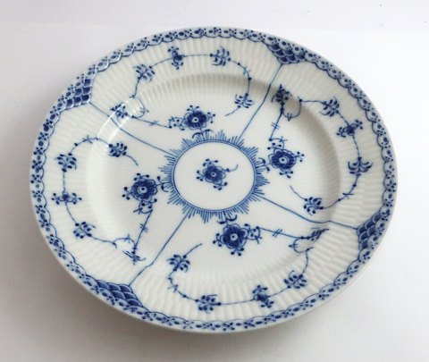 Royal Copenhagen. Blue Fluted, half lace. Lunch plate. Model 572. Diameter 22 
cm. (1 quality)