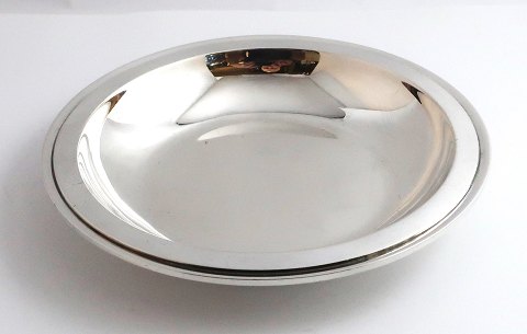 Georg Jensen. Sterling tiefer Kinderteller (925). Harald Nielsen. Modell 600B. 
Durchmesser 17,5 cm.