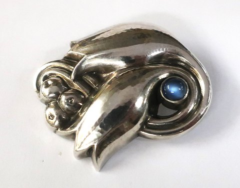 Georg Jensen. Sterling silver brooch with green stone. Model 100A. Width 35 mm.