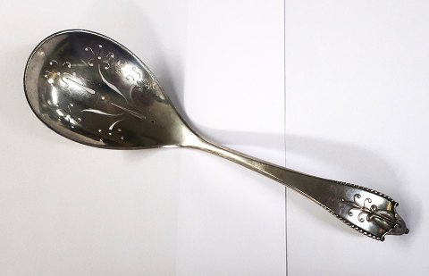 Georg Jensen. Sølvbestik (830). Akkeleje. Strøske. Længde 18,5 cm. Produceret 
1922