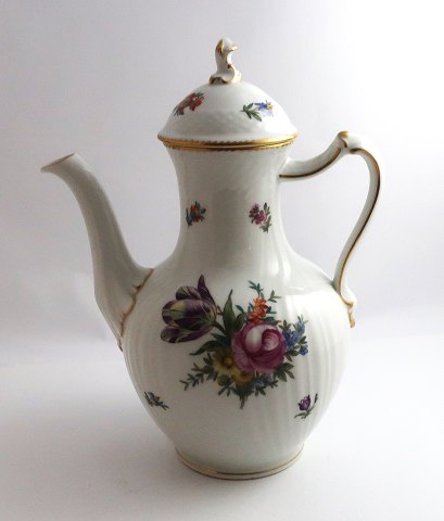 Royal Copenhagen. Sächsische Blume. Kaffeekanne. Modell 1794. Höhe 26,5 cm. (1 
Wahl)