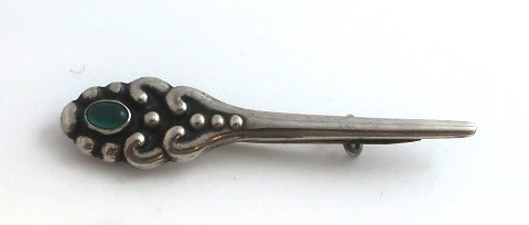 J. Svinth. Sølvnål / broche med grøn sten (830). Længde 6 cm.