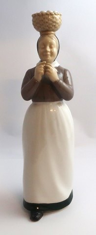 Bing & Grøndahl. Porcelænsfigur. Konen med æggene. Model 2126. Højde 22 cm. (1 
sortering)