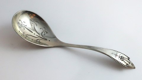 Georg Jensen. Silberbesteck (830). Akkeleje. Zuckerlöffel. Länge 18,5 cm. 
Produziert 1927