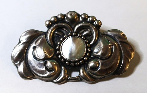 Jugend sølv broche (830). Længde 5,5 cm.