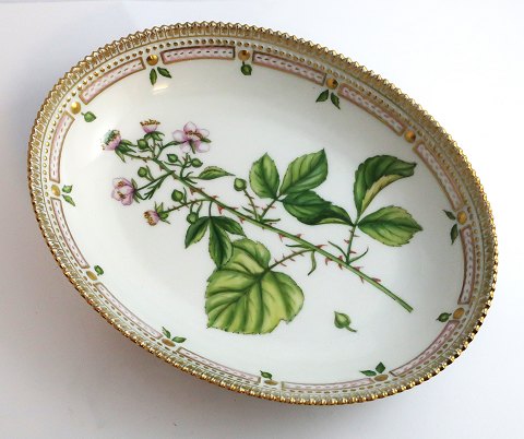 Royal Copenhagen. Flora Danica. Oval skål. Model # 3506. Længde 24 cm. (1 
sortering). Rubus vestitus