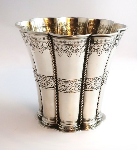Michelsen. Sterling Margrethebæger (925). Højde 9,5 cm.