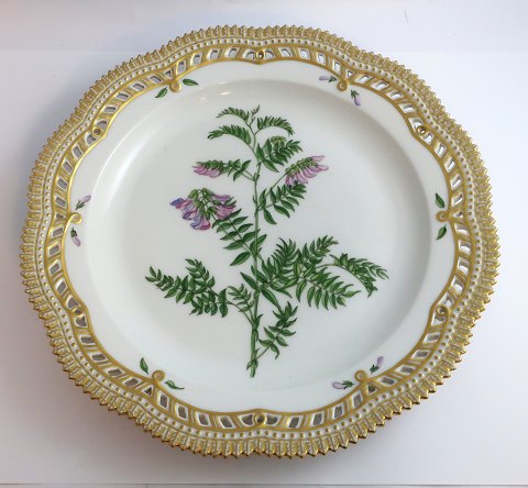 Royal Copenhagen, Flora Danica. Tallerken med gennemskåret bort. Design #3574. 
Diameter 29 cm. (1 sortering). Vicia Orobus
