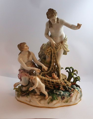 Meissen. Fiskende kvinder med børn. Højde 31 cm. Bredde 25 cm. (2 sortering). 
Der er få fejl og afslag på figuren.