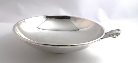 Dansk arbejde. Rund sølvskål med hank. Diameter 20,5 cm. Produceret 1932.