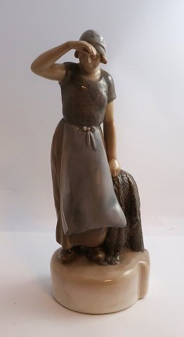 Bing & Grøndahl. Porcelænsfigur. Kvinde med fiskenet. Model 2036. Højde 26 cm. 
(1 sortering)