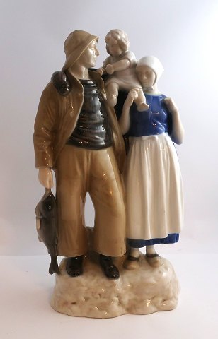 Bing & Grøndahl. Porcelænsfigur. Fisker familie. Model 2025. Højde 31 cm. (1 
sortering).