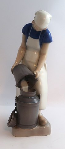 Bing & Grøndahl. Porcelænsfigur. Pige med mælkejunge. Model 2181. Højde 21,5 cm. 
(1 sortering).