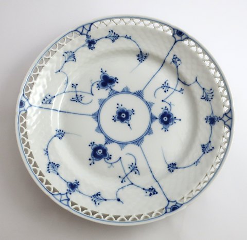 Bing & Grøndahl. Blåmalet. Frokost tallerken med blondekant. Model 326.6 . 
Diameter 21,5 cm. (1 sortering).