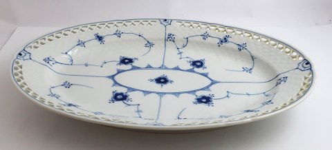 Bing & Grøndahl. Blåmalet. Ovalt serveringsfad med blondekant. Model 316.4 . 
Længde 34 cm. Bedde 23,5 cm. (1 sortering).