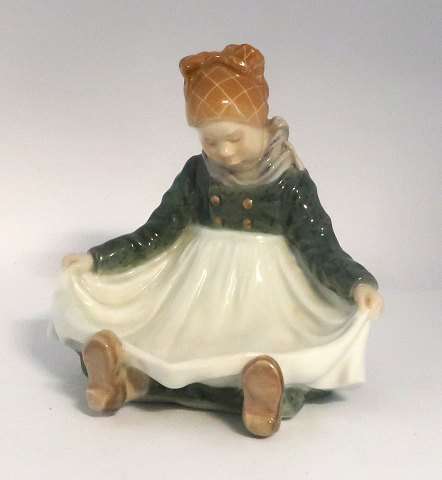 Royal Copenhagen. Siddende Fanø pige. Model 1315. Højde 14 cm. (2 sortering)