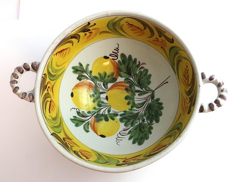 Kellinghusen. Stor fajance øreskål. Diameter 22 cm. Højde 11 cm. Med meget små 
kanthak