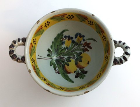 Kellinghusen. Fajance øreskål. Diameter 15,5 cm. Højde 8 cm. Med meget små 
kanthak