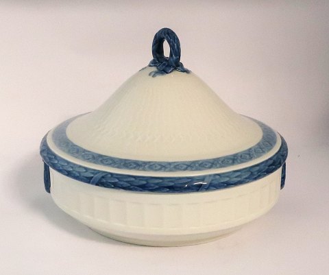 Royal Copenhagen. Blå Vifte. Rundt lågfad. Model 11503. Diameter 20,5 cm. Højde 
17 cm. (1 sortering)