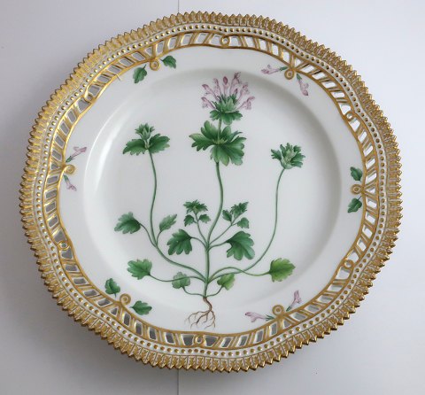 Royal Copenhagen. Flora Danica tallerken med gennemskåret bort. Diameter 25 cm. 
Model 3553. ( 1 sortering ). Lamium intermedium Fr