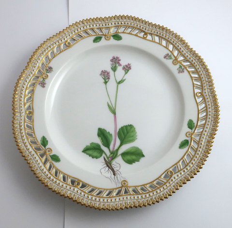Royal Copenhagen, Flora Danica. Frokost tallerken med gennemskåret bort. Design 
#3554. Diameter 23 cm. (1 sortering). Saxifraga nivalis L