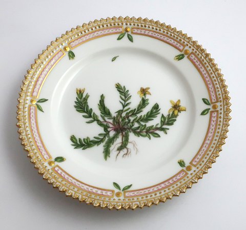Royal Copenhagen, Flora Danica. Kage tallerken. Design #3552. Diameter 14,5 cm. 
(1 sortering). Hypericum humifusum L