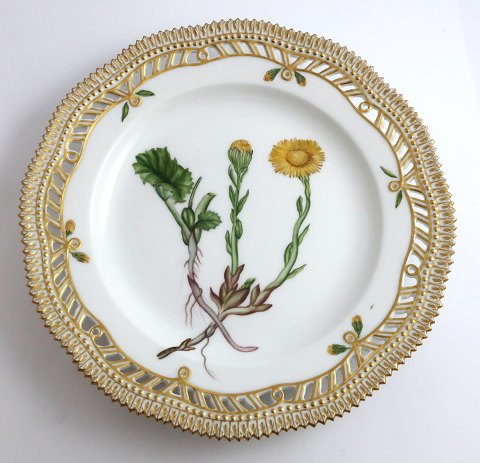 Royal Copenhagen, Flora Danica. Frokost tallerken med gennemskåret bort. Design 
#3554. Diameter 23 cm. (1 sortering). Tussilago farfara L