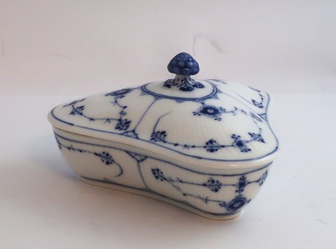Royal Copenhagen. Musselmalet, riflet. Trekantet lågfad. Model 321. Længde 13 cm. (1 sortering). Produceret 1894 - 1900.