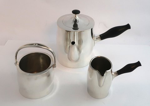 Hans Hansen. Design, Karl Gustarv Hansen. Model 566. Teservice i sterling sølv, bestående af tekande, sukkerskål og flødekande. Tekande no.4 og sukker-fløde no.1. Produceret 1978+1979.