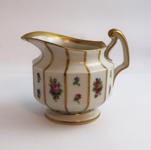 Royal Copenhagen. Henriette. Flødekande. Model 444-8564. Højde 9 cm. (1 sortering).