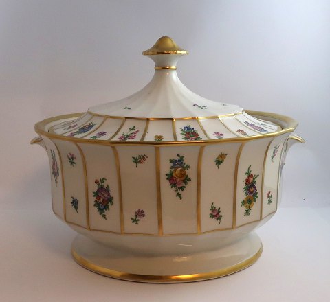 Royal Copenhagen. Henriette. Stor terrin. Model 444-8532. Diameter 28,5 cm. Højde 22,5 cm (1 sortering).