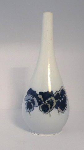 Royal Copenhagen. Vase med blomster motiv. Model 238/61. Højde 21,5 cm. Produceret før 1923. (1 sortering)