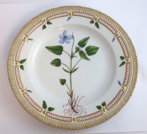 Royal Copenhagen, Flora Danica. Middags tallerken. Design #3549. Diameter 25 cm. (1 sortering). Viola montana L