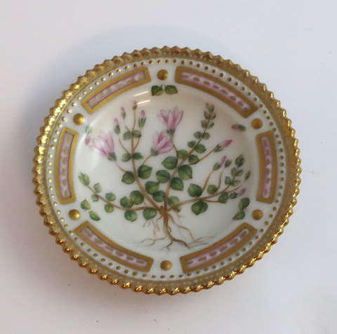 Royal Copenhagen, Flora Danica. Kuvertaskebæger / smørskål. Design #3501. Diameter 7,5 cm. (1 sortering).