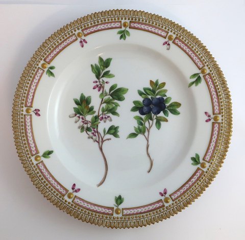 Royal Copenhagen, Flora Danica. Middags tallerken. Design #3549. Diameter 25 cm. (1 sortering). Produceret før 1890. Vaccinium uliginosum L