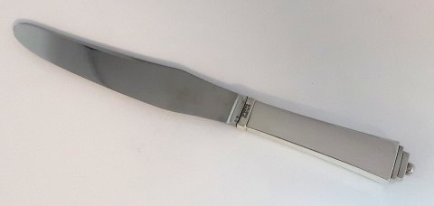 Georg Jensen. Pyramide. Sterling sølv (925). Middagskniv med kort skaft. Længde 22,5 cm.