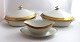 Royal Copenhagen. Porcelænsstel no. 607. Der er til 12 personer. Bestående af   
12 middagstallerkner, 12 frokosttallerkner, 12 brødtallerkner, 12 
suppetallerkner, 12 bouillonkopper, + se hoved tekst