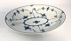 Royal Copenhagen. Musselmalet, riflet. Ovalt salat fad. Model 24. Længde 25 cm. 
Bredde 19,5 cm. (1 sortering).